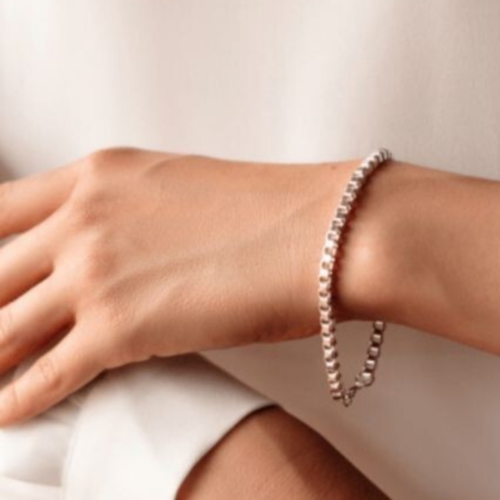 NWT Beautiful Nikola Valenti Silver Plated Square Link Bracelet!!